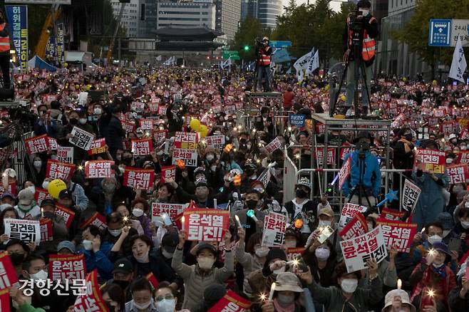 전국에서 모인 촛불행동 참가자들이 22일 서울 중구 시청역 일대에서 윤석열 대통령의 퇴진과 김건희 여사의 특검을 요구하며 스마트폰 손전등과 플라스틱 촛불을 흔들고 있다. 문재원 기자