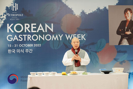정관스님은 농림축산식품부, 산림청이 주최하고 한국농수산식품유통공사(aT)가 베트남 하노이에서 주관한 '제 3회 한국미식주간(Korean Gastronomy Week)' 행사의 메인 셰프로 활약했다.(네모파트너즈베트남 제공)