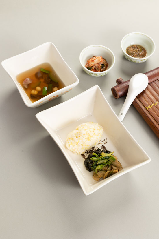 메인요리 중 하나인 산나물 비빔밥과 뿌리채소 탕수이 (네모파트너즈베트남 제공)
