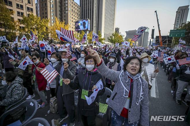 [서울=뉴시스] 정병혁 기자 = 22일 서울 종로구 세종대로에서 열린 자유통일 주사파 척결 국민대회에서 참가자들이 태극기와 성조기를 들고 있다. 2022.10.22. jhope@newsis.com