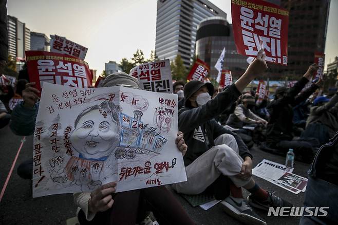 [서울=뉴시스] 정병혁 기자 = 22일 서울 중구 태평로에서 열린 촛불행동 김건희 특검 윤석열 퇴진 11차 전국집중 촛불대행진에서 참가자들이 피켓을 들고 구호를 외치고 있다. 2022.10.22. jhope@newsis.com