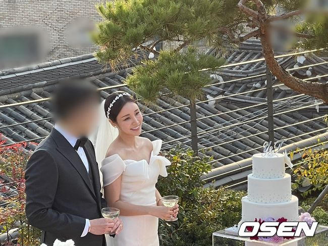 Actor Yoon Jin-yi and her husbands small soldiers wedding marriage ceremony was obtained by this alone.As a result of the interview on the afternoon of the 22nd, Yoon Jin-yi and her 4-year-old financial man husband invited only family members and acquaintances to the private Small Soldiers wedding in Seoul this afternoon.According to this photo, Yoon Jin-yi was more beautiful with a pure white wedding dress and a veil, and her husband was wearing a black tuxedo and bow tie to emphasize the beauty.In particular, the two of them always showed affection while looking at each others eyes, and a happy smile did not leave their faces.In this wedding photo, Yoon Jin-yi and her husbands romantic pose and atmosphere caught the attention of the Han River.Yoon Jin-yis husband is a 4-year-old financial officer who has a good-looking appearance that is as good as an actor.Yoon Jin-yi and her husband, who have been together for a hundred years, will go to honeymoon soon and start their honeymoon.On the other hand, Yoon Jin-yi made his debut as a lovely younger brother, Emeari, in SBS Drama Gentlemans Dignity in 2012, and took a snowboard to the public.Since then, he has broadened his acting spectrum by appearing in the drama Thousand Names: The Story of the Joseon Dynasty Fugitive, Discovery of Love, Its OK, Its Love, and Only My Side, and also worked on the screen through the movie We Are Brothers, in which director Jang Jin took the megaphone.KBS2 weekend drama Gentleman and Girl, which last March, has been performing as Lee Se-ryun, and is currently reviewing his next work.