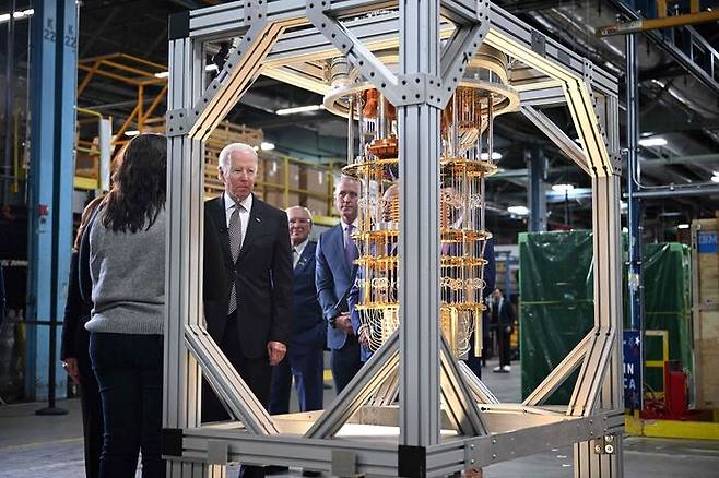 뉴욕주 IBM 연구시설에 들러 양자컴퓨터를 둘러보는 바이든 미국 대통령 (10월6일 AFP)