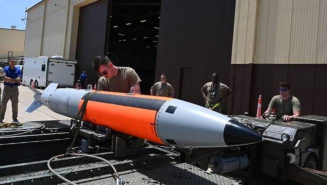 B 61-12 전술핵폭탄을 핵탄두가 탑재되지 않은 상태로 점검하는 모습. 지난 6월 미국 미주리주 공군기지 (사진: 미 공군)