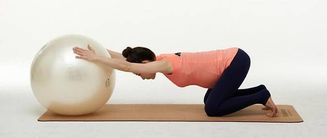 광배근 스트레칭 자세. 리셋재활의학과 제공