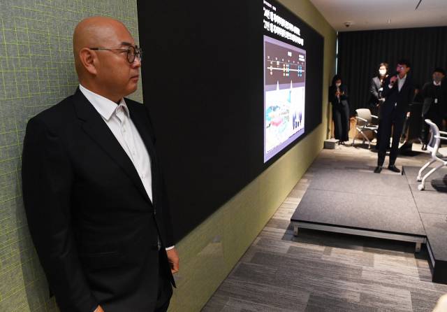 남궁훈 카카오 각자대표가 19일 경기 성남시 카카오판교아지트에서 데이터 센터 화재로 인한 대규모 먹통 사태에 관해 대국민 사과를 한 뒤 홍은택 공동대표의 카카오 제1데이터센터 설명을 위해 잠시 자리를 양보하고 있다. / 오승현 기자