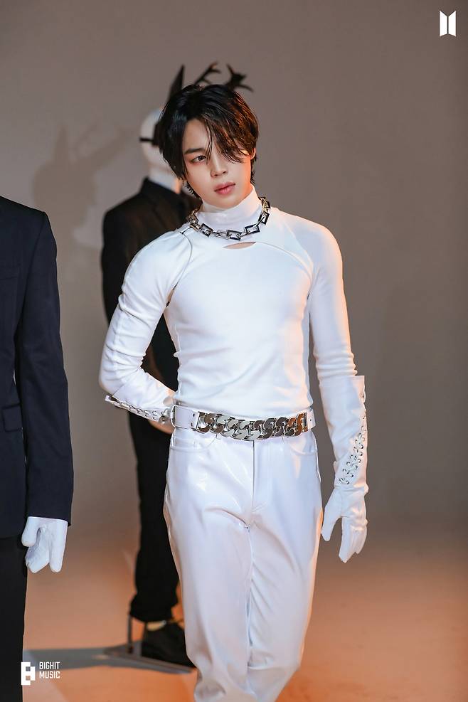 "첫눈에 사랑에 빠졌어♥" 방탄소년단 지민, 마법 같은 아름다움..'Jimin: Fashion Icon'