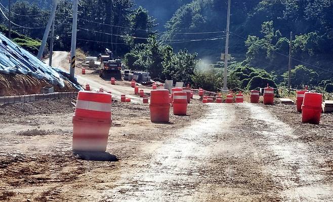 사천케이블카 자연휴양림 진입로 공사 '하세월' (사천=연합뉴스) 지성호 기자 = 경남 사천 케이블카 자연휴양림 진입로인 실안마을∼자연휴양림 간 1.7㎞ 도로개설 공사 구간. 2022.10.22 shchi@yna.co.kr