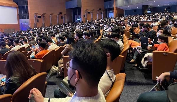 - 순식간에 가득 찬 콘서트홀 "이렇게 보니까 정말 많이 왔네요"