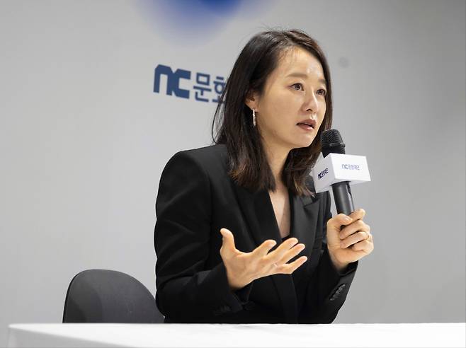 NC문화재단 윤송이 이사장이 재단 설립 10주년을 맞은 기념 컨퍼런스에서 그동안의 재단 활동을 설명하고 있다. 사진제공=엔씨소프트