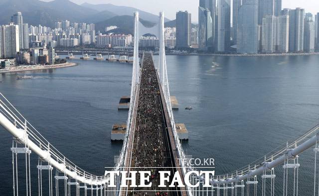 부산일보가 주최한 '성우하이텍 2022 부산바다마라톤 대회'가 23일 오전 부산 광안대교 일원에서 열렸다. 올해 대회에는 1만 명에 이르는 마라토너들이 10km 로드레이스와 5km 건강달리기 부문에 참가해 현장 레이스를 펼쳤다. /부산일보 제공
