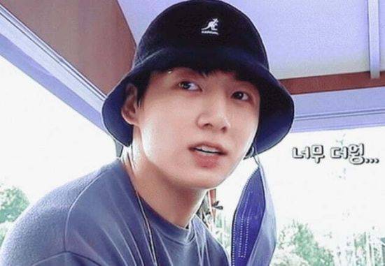판매글에 올라온 모자와 비슷한 모자를 쓴 방탄소년단 멤버 정국.(자료: 유튜브)