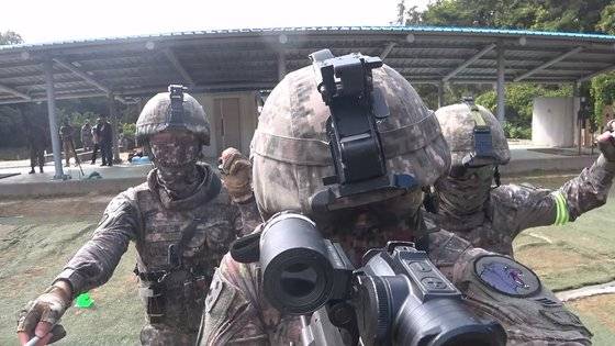 제37보병사단 중원여단 기동중대원이 이동간 재장전 사격 훈련을 하고 있다. 사수 1명 뒤에 교관 2명이 따라가고 있다. 영상캡처