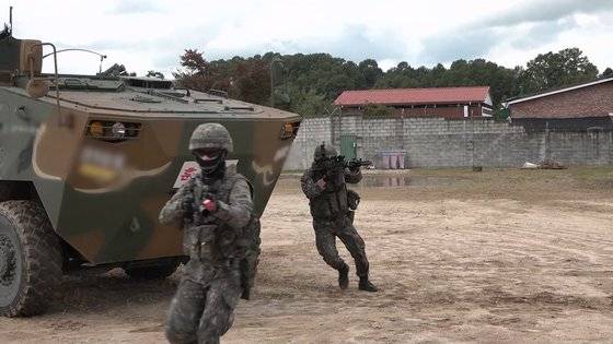 제37보병사단 중원여단 기동중대와 경찰중앙학교 교관단의 대터레 합동 훈련에서 K806 장갑차에서 내린 기동중대가 팀별로 엄호 아래 각개약진을 하고 있다. 영상캡처