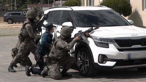 제37보병사단 중원여단 기동중대와 경찰중앙학교 교관단의 대터레 합동 훈련에서 군과 경찰이 주차 차량에 엄폐한 뒤 테러범을 조준하고 있다. 실제 테러 진압 작전에서 상황이 급박하면 이 같이 소속이 다른 부대가 팀을 꾸려 합동으로 움직이는 경우가 많다고 한다. 영상캡처