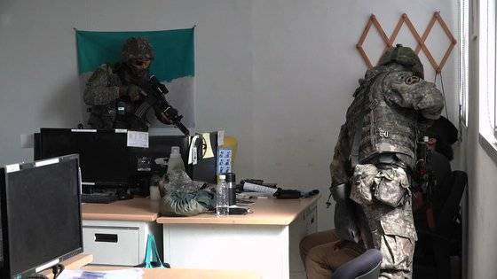 제37보병사단 중원여단 기동중대와 경찰중앙학교 교관단의 대터레 합동 훈련에서 기동중대원이 사살한 테러범으로부터 총기를 걷어내고 있다. 영상캡처