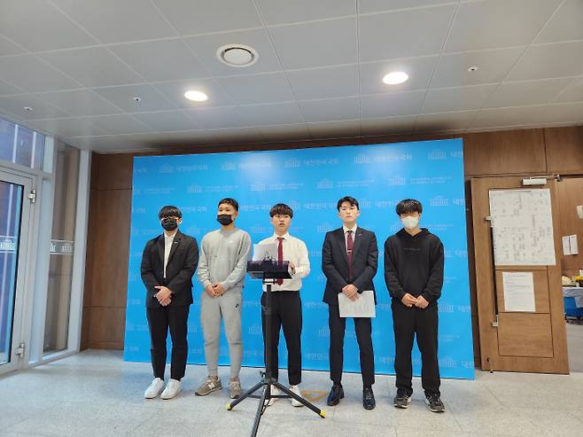 최재영 전국학생수호연합 대표(21, 오른쪽2번째)와 광주 금파공고 2학년생 김소혁군(17,중앙)을 비롯한 광주·전남 지역 중고등학생들이 23일 국회 소통관에서 기자회견을 하고 있다. [우제윤 기자]