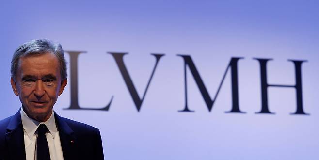 베르나르 아르노(Bernard Arnault) LVMH 회장. 시장조사기업 칸타(KANTAR)가 올해 6월 발표한 2022년 가장 가치 있는 브랜드 순위에서 LVMH의 핵심 브랜드 루이비통은 1242억7300만 달러로 전체 10위에 이름을 올렸다. 전세계 저체 산업군을 대상으로 실시한 해당 조사에서 명품 브랜드 가운데 1위를 차지한 것. 전체 1위는 ‘애플’(9470억 6200만 달러)이 차지했다. [로이터]