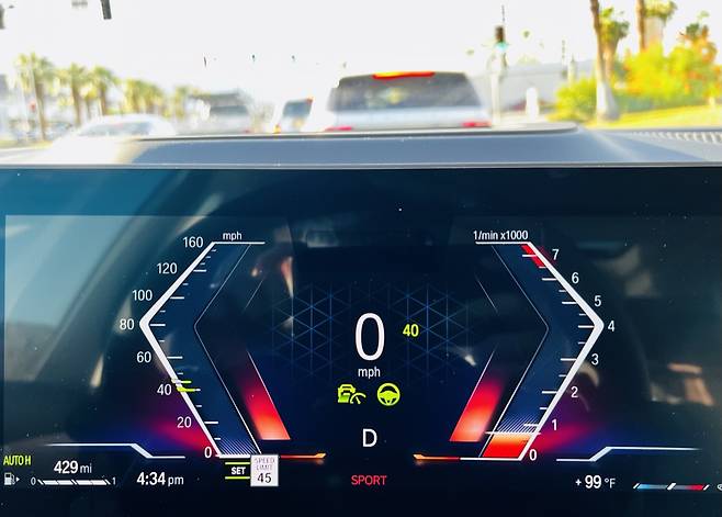 ‘뉴 X7’에 탑재된 최신 BMW iDrive 시스템은 ‘BMW OS 8’ 기반으로 작동한다. 정교한 그래픽은 빠르고 부드럽다. 디자인 역시 첨단 이미지에 어울린다. [정찬수 기자]