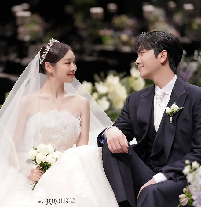 Former figure skater Kim Yuna, Forestella member Ko Woo-rims movie-like two-shot was unveiled.Kim Yuna posted several photos to her Instagram on October 23, along with a praying hand and heart emoji.The photo shows Kim Yuna Ko Woo-rim wearing a Wedding Dress and a tuxedo. A beautiful atmosphere captures the eye like a scene in a movie.Kim Yuna said through the Instagram, I met a good person and promised the future, so I posted a beautiful wedding ceremony in the blessing of many people yesterday. I sincerely thank all those who congratulated me.And I would like to express my gratitude to many people who helped me in the preparation process. I will do my best to live well as I am so blessed. Following her marriage testimony, Kim Yuna shared her happy new brides heart with several photos taken with her husband Ko Woo-rim.On the other hand, Kim Yuna Ko Woo-rim married Wedding ceremony at Seoul Shilla Hotel on the afternoon of the 22nd.The two, who are five years older than each other, first met on the occasion of the 2018 All That Skate Ice Show celebration stage and developed into a lover, becoming a couple after three years of dating.On this day, the Wedding ceremony society was performed by comedian Shin Dong-yeop, and the celebration was called by Forestella members including Ko Woo-rim.In particular, the members of Forestella sang In Un ⁇ altra Vita as a celebration song.In Un ⁇ altra Vita is a song selected by Forestella in the first leg of the final when she won JTBCs Phantom Singer 2 in 2017.Kim Yuna Ko Woo-rim is also a meaningful song for the couple because Forestella set the stage for In Un ⁇ altra Vita during the All That Skate Ice Show in 2018 when the two met for the first time.Kim Yuna Ko Woo-rims gift for the guests is a set of Christian Dior beauty cosmetics worth 200,000 won, which is said to be packed with pouch lotion serum cream.On the same day, Kim Yunas Wedding Dress was known as the Lebanese designer Elisabes 2023 spring collection, and the second dress was known as the Israeli brand Chana Marus.Kim Yuna Ko Woo-rims newly-married house is Mark Hills, a luxury villa located in Seoul Heukseok-dong.Located on the riverside hill between the Hangang Bridge and the Yeongdae Bridge, this villa has a panoramic view of the Han River. It consists of 74 pyeong in all 18 generations and has 4 rooms and 3 toilets.