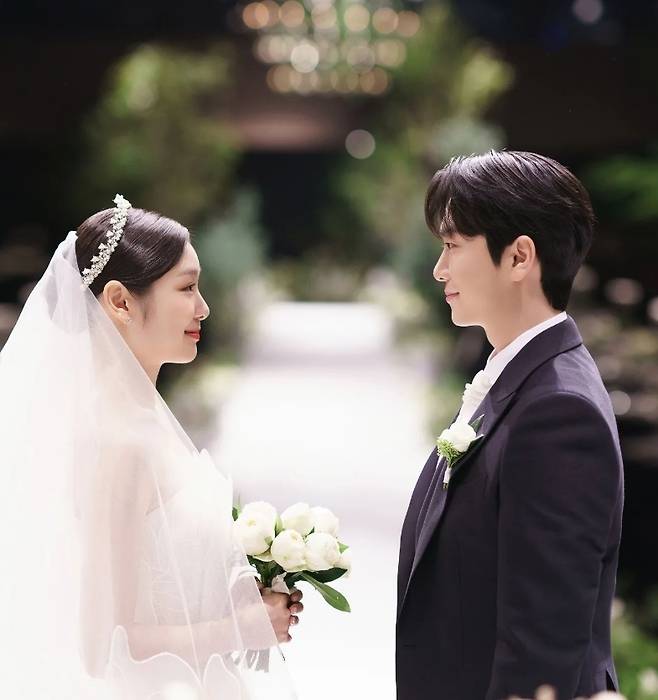 Former figure skater Kim Yuna, Forestella member Ko Woo-rims movie-like two-shot was unveiled.Kim Yuna posted several photos to her Instagram on October 23, along with a praying hand and heart emoji.The photo shows Kim Yuna Ko Woo-rim wearing a Wedding Dress and a tuxedo. A beautiful atmosphere captures the eye like a scene in a movie.Kim Yuna said through the Instagram, I met a good person and promised the future, so I posted a beautiful wedding ceremony in the blessing of many people yesterday. I sincerely thank all those who congratulated me.And I would like to express my gratitude to many people who helped me in the preparation process. I will do my best to live well as I am so blessed. Following her marriage testimony, Kim Yuna shared her happy new brides heart with several photos taken with her husband Ko Woo-rim.On the other hand, Kim Yuna Ko Woo-rim married Wedding ceremony at Seoul Shilla Hotel on the afternoon of the 22nd.The two, who are five years older than each other, first met on the occasion of the 2018 All That Skate Ice Show celebration stage and developed into a lover, becoming a couple after three years of dating.On this day, the Wedding ceremony society was performed by comedian Shin Dong-yeop, and the celebration was called by Forestella members including Ko Woo-rim.In particular, the members of Forestella sang In Un ⁇ altra Vita as a celebration song.In Un ⁇ altra Vita is a song selected by Forestella in the first leg of the final when she won JTBCs Phantom Singer 2 in 2017.Kim Yuna Ko Woo-rim is also a meaningful song for the couple because Forestella set the stage for In Un ⁇ altra Vita during the All That Skate Ice Show in 2018 when the two met for the first time.Kim Yuna Ko Woo-rims gift for the guests is a set of Christian Dior beauty cosmetics worth 200,000 won, which is said to be packed with pouch lotion serum cream.On the same day, Kim Yunas Wedding Dress was known as the Lebanese designer Elisabes 2023 spring collection, and the second dress was known as the Israeli brand Chana Marus.Kim Yuna Ko Woo-rims newly-married house is Mark Hills, a luxury villa located in Seoul Heukseok-dong.Located on the riverside hill between the Hangang Bridge and the Yeongdae Bridge, this villa has a panoramic view of the Han River. It consists of 74 pyeong in all 18 generations and has 4 rooms and 3 toilets.