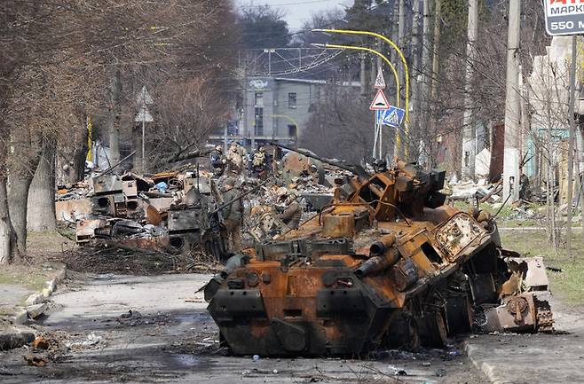 우크라이나 수도 키이우 인근 부차의 시가지에 파괴된 러시아군 장갑차들이 버려져 있다. 세계일보 자료사진