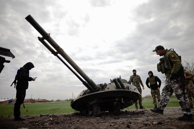 우크라이나 군인들이 파괴된 채 버려진 러시아군 BMP-3 장갑차 포탑을 바라보고 있다. 세계일보 자료사진