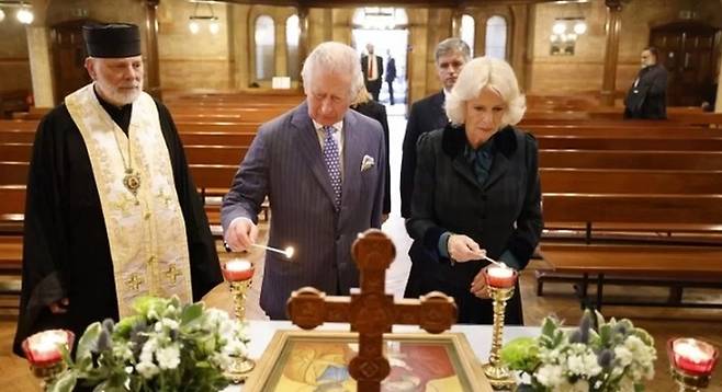 러시아의 우크라이나 침공 직후인 2022년 3월 당시 영국 왕세자 신분이던 찰스 3세(왼쪽 2번째)가 부인 커밀라 왕비와 함께 런던 시내 우크라이나 교회를 방문해 희생자들을 추모하는 모습. 영국 BBC 홈페이지 캡처