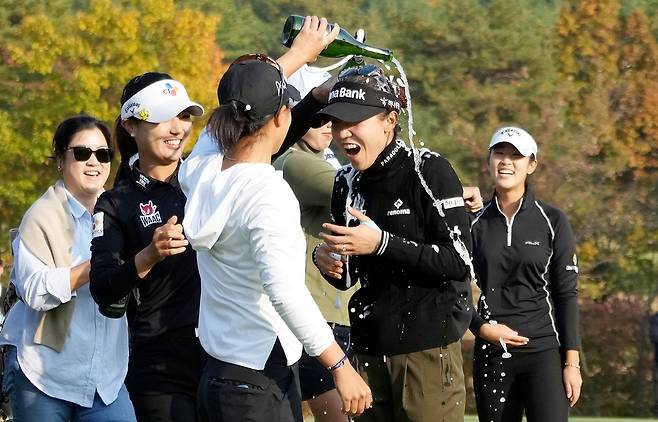 우승 차지하고 동료들에게서 샴페인으로 축하받는 리디아 고 [BMW 코리아 제공. 재판매 및 DB 금지]