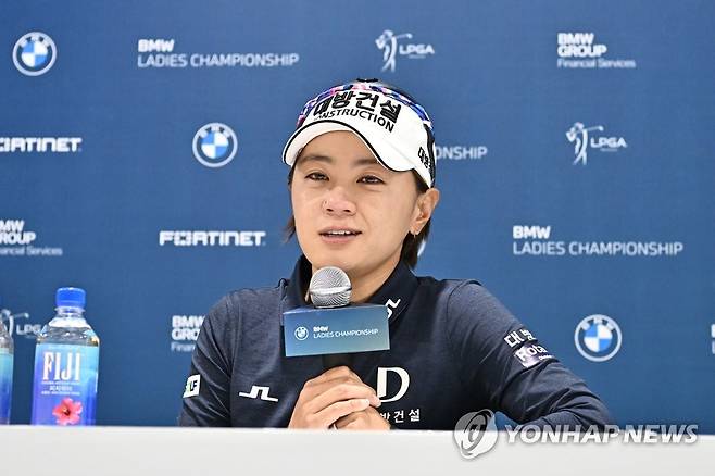 최나연, LPGA 투어 은퇴 기념 기자회견 (서울=연합뉴스) 최나연이 23일 강원도 원주의 오크밸리 컨트리클럽에서 열린 미국여자프로골프(LPGA) 투어 대회 BMW 레이디스 챔피언십 최종라운드를 마치고 인터뷰를 하고 있다. 2022.10.23 [BMW 코리아 제공. 재판매 및 DB 금지] photo@yna.co.kr