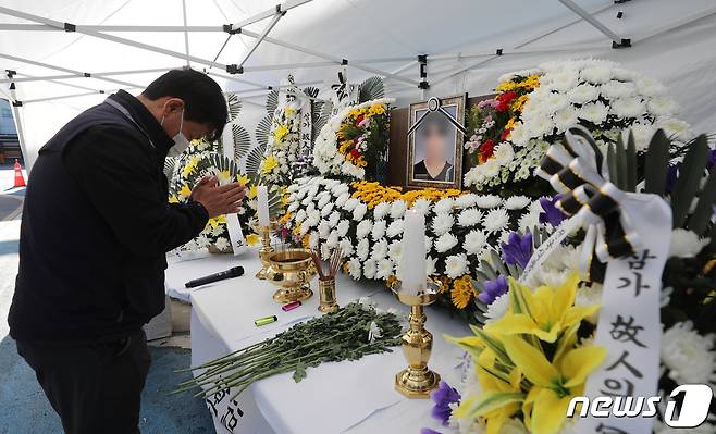 지난 17일 오후 경기 평택시 팽성읍 SPL 평택공장 앞에서 열린 평택 제빵공장 사망사고 희생자 추모제에서 현장 근로자 및 관계자들이 조문을 하고 있다. /뉴스1