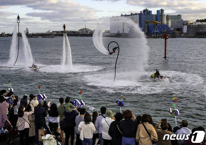 2022 울산고래축제 장생이 수상쇼.(울산 남구 제공)