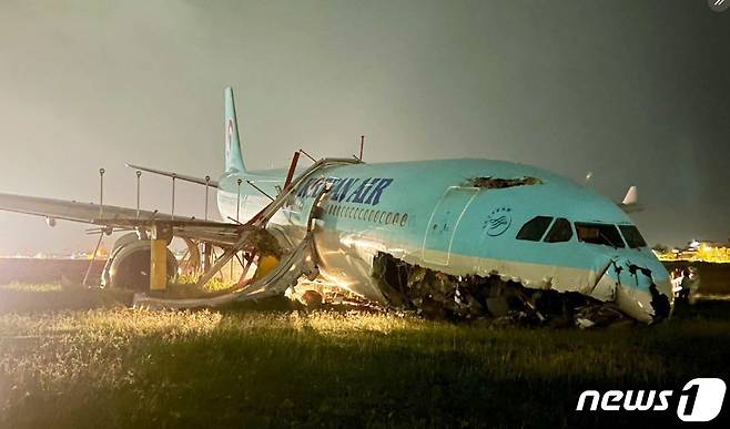 23일(현지시간) 필리핀 세부 막탄공항에서 악천후 속 착륙 후 활주로를 이탈(오버런·overrun)하는 사고가 발생한 대한항공 여객기가 동체가 파손된 채 멈춰서 있다. (트위터 캡처)2022.10.24/뉴스1