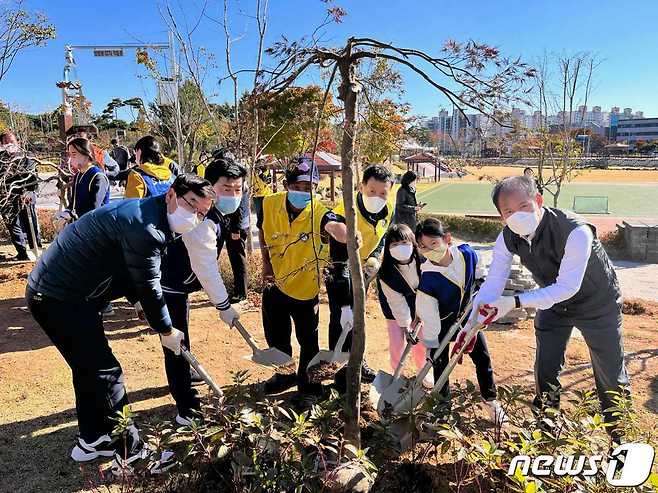 24일 충남 자원봉사자들이 서산 근린공원에 ‘탄소중립 자원봉사 숲’ 나무를 심고 있다.(충남자원봉사센터 제공)