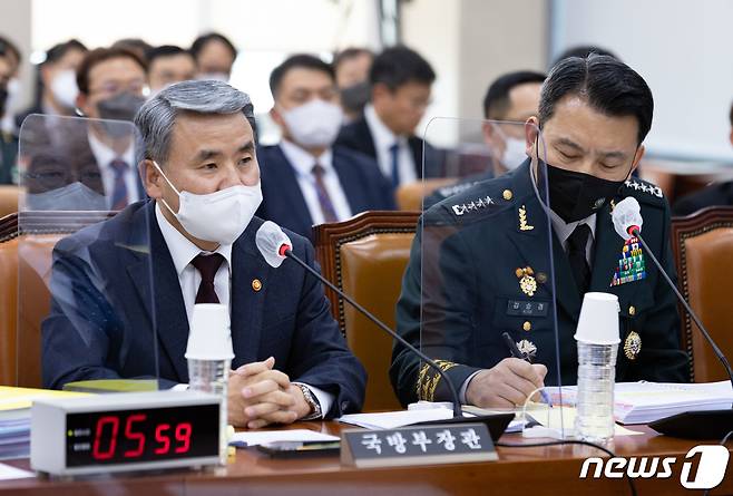 이종섭 국방부 장관(왼쪽)이 24일 국회 국방위원회의 국방부·병무청·합동참모본부 등에 대한 종합감사에 출석, 질의에 답변하고 있다. 2022.10.24/뉴스1 ⓒ News1 이재명 기자