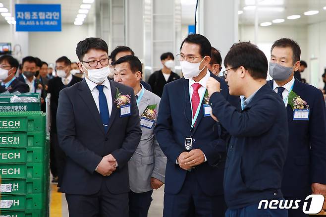 24일 수석농공단지 일원에서 열린 ㈜파라텍 공장 준공식에서 주요 내빈이 시설을 둘러보고 있다(서산시 제공)