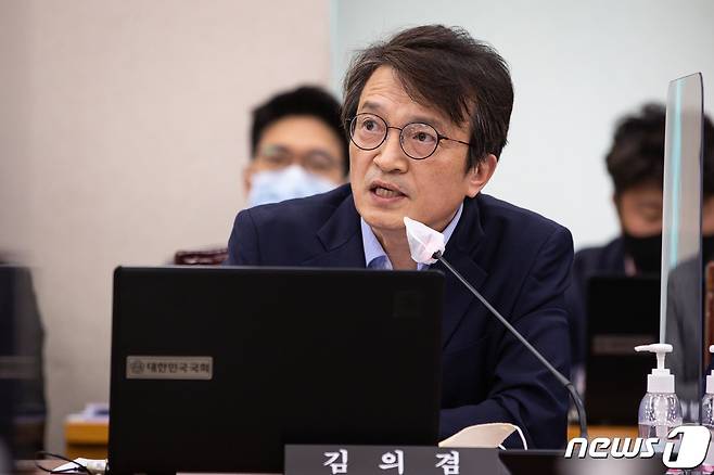 김의겸 더불어민주당 의원이 11일 서울 여의도 국회에서 열린 법제사법위원회의 감사원에 대한 국정감사에서 의사진행발언을 하고 있다. 2022.10.11/뉴스1 ⓒ News1 유승관 기자