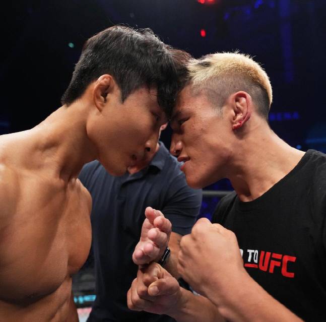이정영(왼쪽)과 중국의 이자가 페더급 결승전을 앞두고 신경전을 벌이고 있다. 사진 | UFC