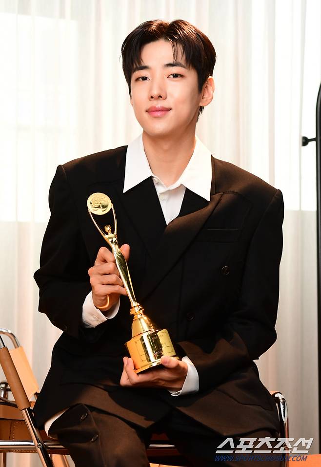 .제1회 청룡시리즈어워즈에서 티르티르 인기상을 수상한 배우 박재찬이 23일 논현동의 한 스튜디오에서 본지와의 인터뷰 시간을 갖고 있다.

논현동=최문영 기자 deer@sportschosun.com/2022.08.23/