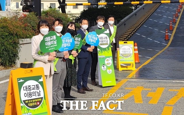 신세계 천안아산점이 전 직원을 대상으로 ‘대중교통 이용의 날’ 캠페인을 진행했다고 24일 밝혔다. / 신세계 천안아산점 제공