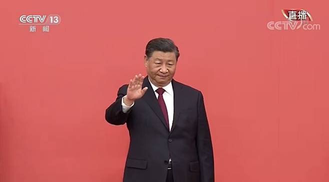 3연임을 확정한 시진핑 중국 국가주석이 2022년 10월 23일 베이징 인민대회당에서 집권 3기 최고 지도부(중앙정치국 상무위원회)와 함께 인사하고 있다. /중국 CCTV