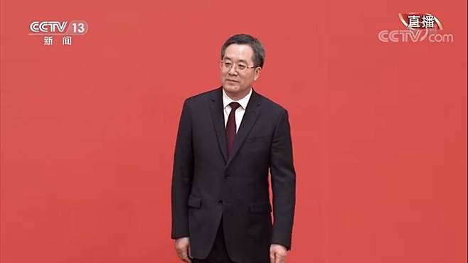 시진핑 중국 국가주석 집권 3기 중국공산당 중앙정치국 상무위원 서열 6위인 딩쉐샹 당 중앙판공청 주임이 2022년 10월 23일 베이징 인민대회당에서 열린 기자회견 중 시 주석 소개 후 인사하고 있다. /중국 CCTV