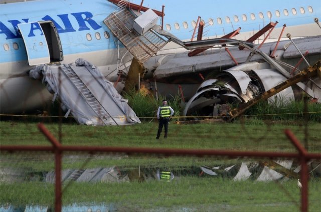 23일(현지 시각) 필리핀 세부 막탄 공항에 비상 착륙한 대한항공 KE631편 동체가 충격을 받아 크게 손상돼 있다. 독자 제공