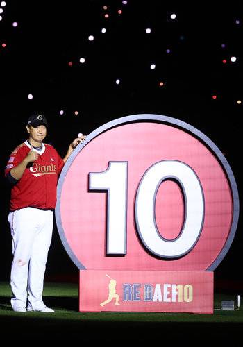 이대호가 8일 시즌 최종전인 LG와의 사직경기에서 은퇴식을 치렀다. 그의 등 번호 10번은 최동원의 11번에 이어 롯데에서 두 번째로 영구 결번됐다. 부산=뉴시스