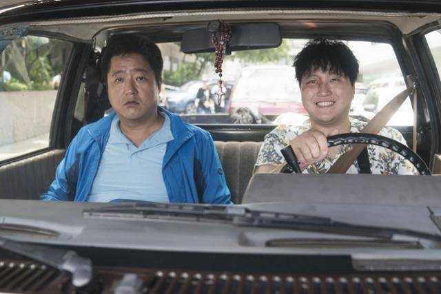 2020년 9월 개봉한 영화 '국제수사'의 한 장면. 강력팀 형사 '홍병수(곽도원·왼쪽)'는 필리핀 조직의 셋업 범죄에 휘말려 살인 용의자가 된다. 한국일보 자료사진