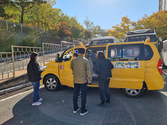 24일 합동 안전점검팀이 포항시청 주차장에서 어린이집 통학차량 안전점검 실시하고 있다. [사진=포항시청]