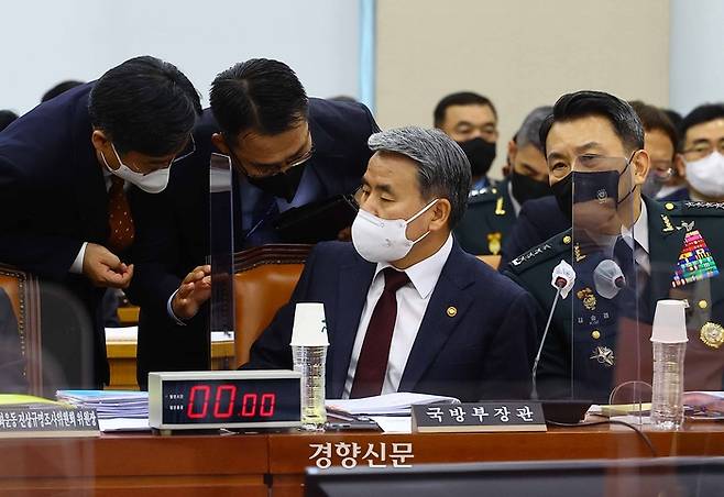 24일 국회 국방위원회 종합국정감사에 출석한  이종섭 국방부장관이 국방부 관계자의 보고를 받고 있다.   이날 국방위 종합국감은 오전에 감사중지를 선언하고 종료됐다. 국회사진기자단