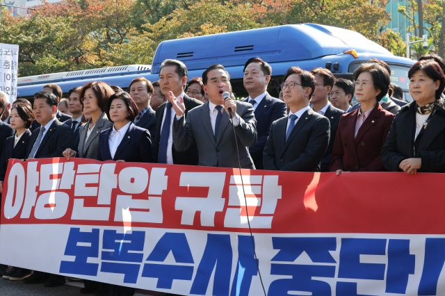 박홍근 더불어민주당 원내대표가 24일 서울 용산구 대통령실 앞에서 검찰의 민주연구원 압수수색 시도를 비난하고 있다. 연합뉴스