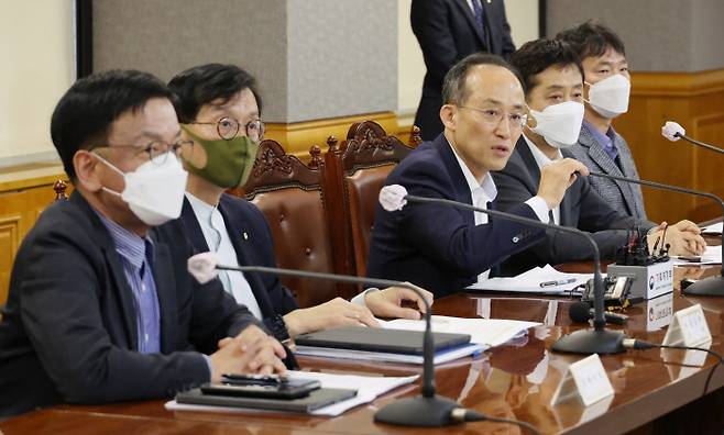 (왼쪽부터) 최상목 대통령비서실 경제수석, 이창용 한국은행 총재, 추경호 경제부총리 겸 기획재정부 장관, 김주현 금융위원장,이복현 금감원장이 지난 23일 오후 서울 중구 은행회관에서 열린 비상 거시경제 금융회의를 마치고 회의내용을 브리핑하고 있다. [이승환 기자]