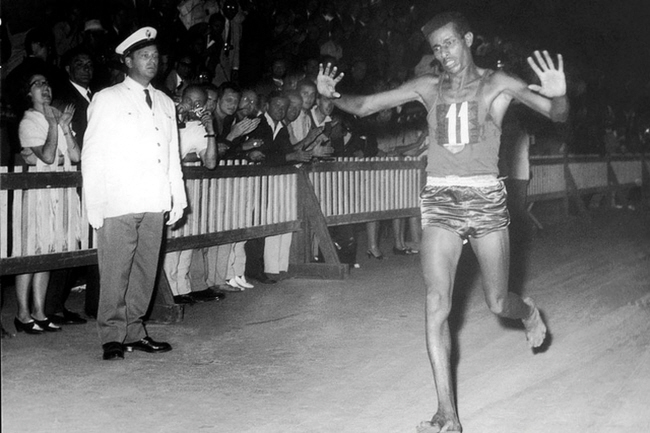 에티오피아의 마라톤 선수 아베베 비킬라가 1960년 로마올림픽 마라톤 경기에서 맨발로 세계신기록을 세우며 결승선을 통과하고 있다.  자료사진